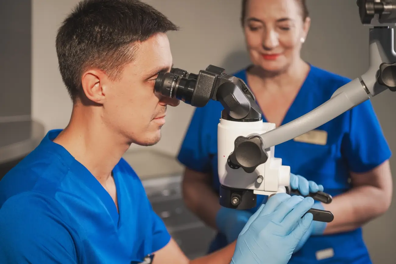 Leczenie kanałowe pod mikroskopem